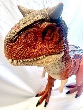 Jurassic World 2020 Mattel Super Colossal Carnotaurus Toro 39" Giant Dinosaur